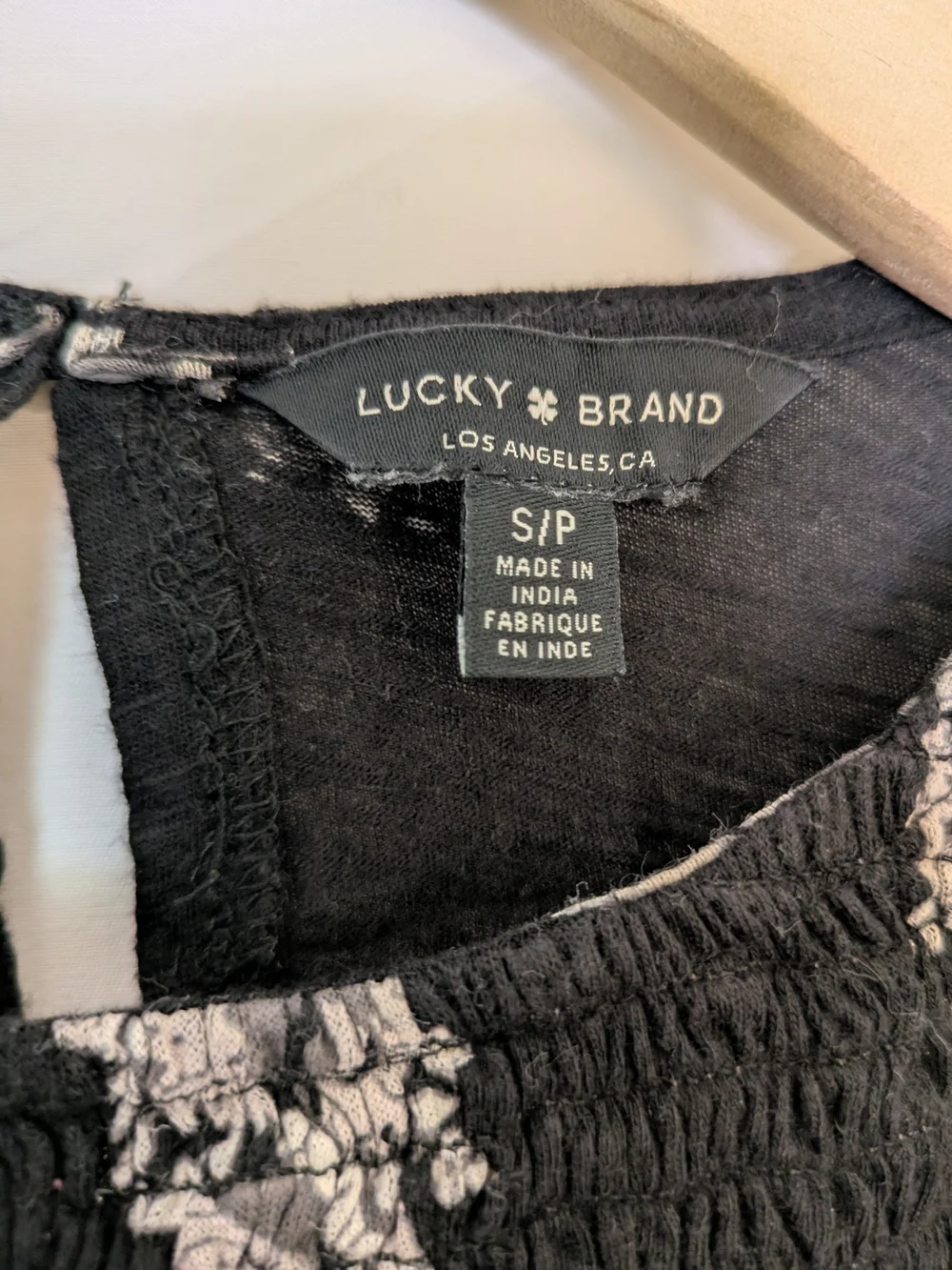 🔴5/$25 Lucky Brand Black Floral Smocked Short Sleeve Top - Picture 5 of 6